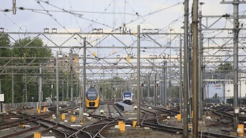 Un presunto sabotaje colapsa el sistema ferroviario de Países Bajos: hallan tuberías de dos metros en las vías del tren