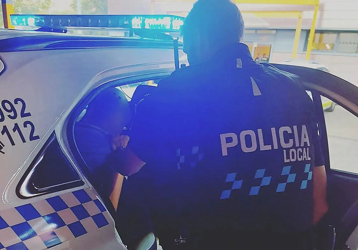 Detenido un anciano por dejar morir a un perro dentro de una furgoneta a pleno sol