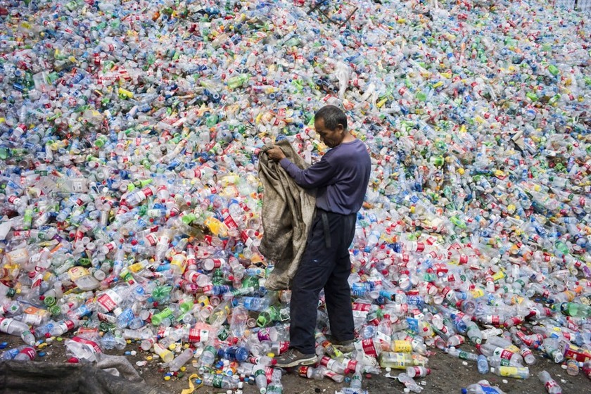 En 2021, China tenía 6.000 botellas de leche que nadie quería. Tuvieron una idea fascinante: su primera carretera de plástico