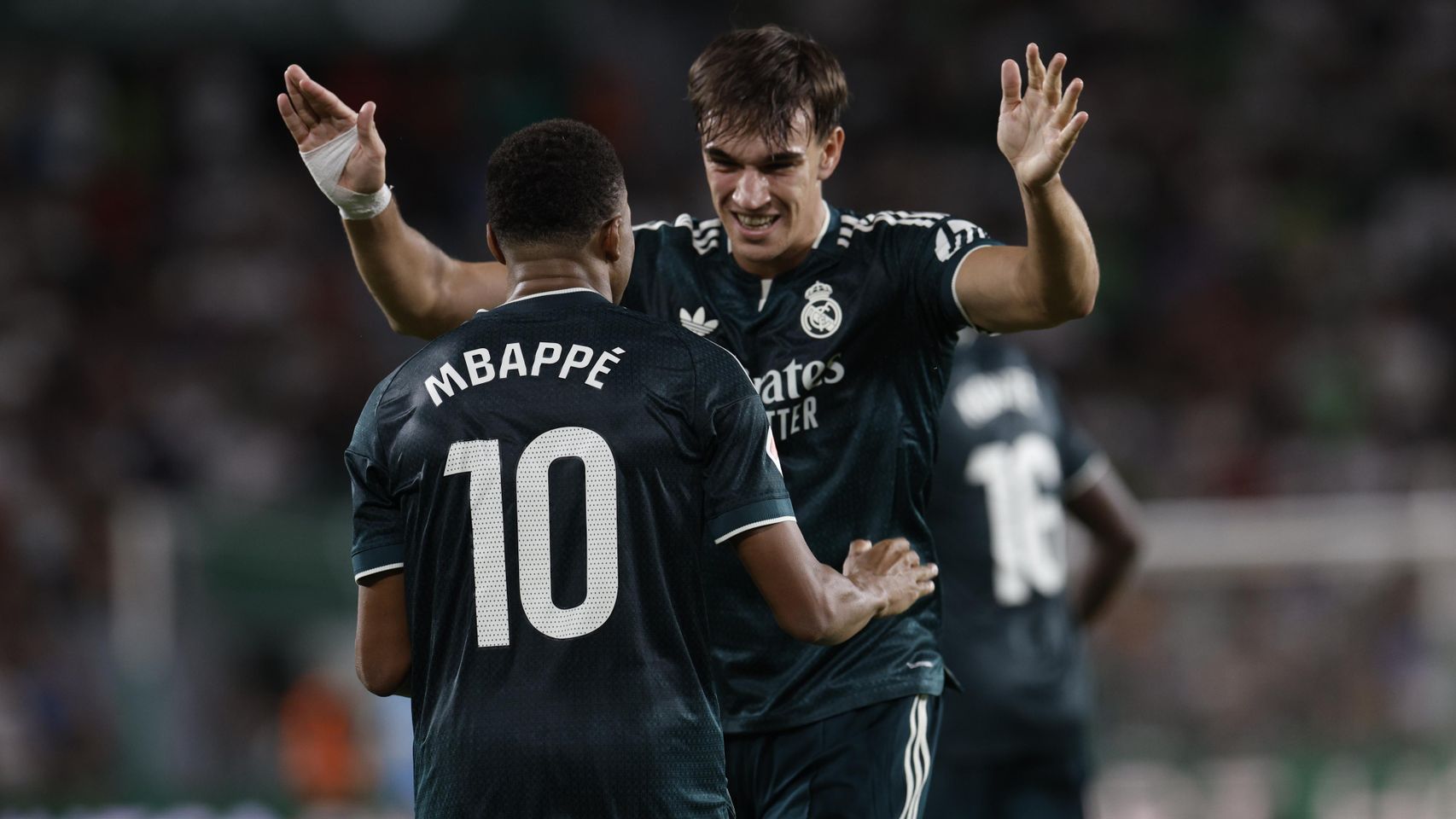 Carlos Espí acude al rescate del Real Madrid en el minuto 91 ante el Elche tras una segunda parte que deja muchas dudas