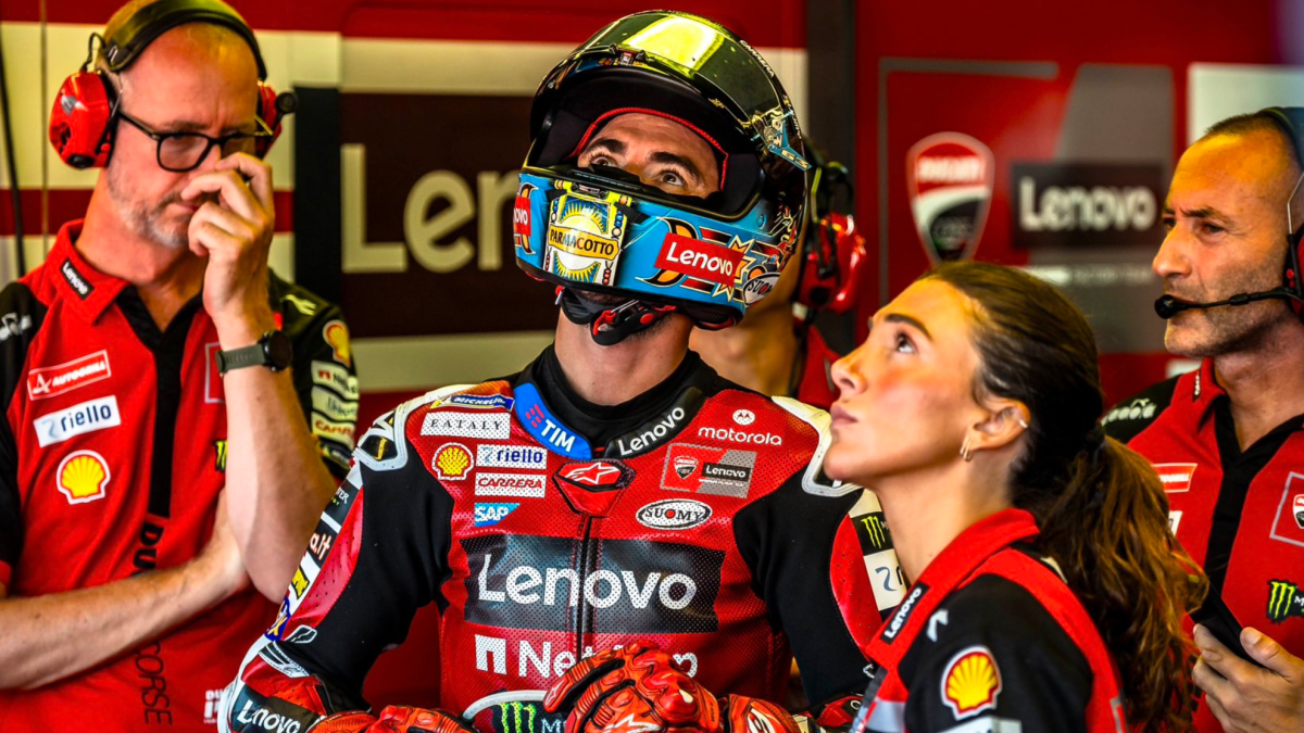 Una conversación entre pilotos ahonda en la crisis de Bagnaia: "No me dejan hacerlo..."