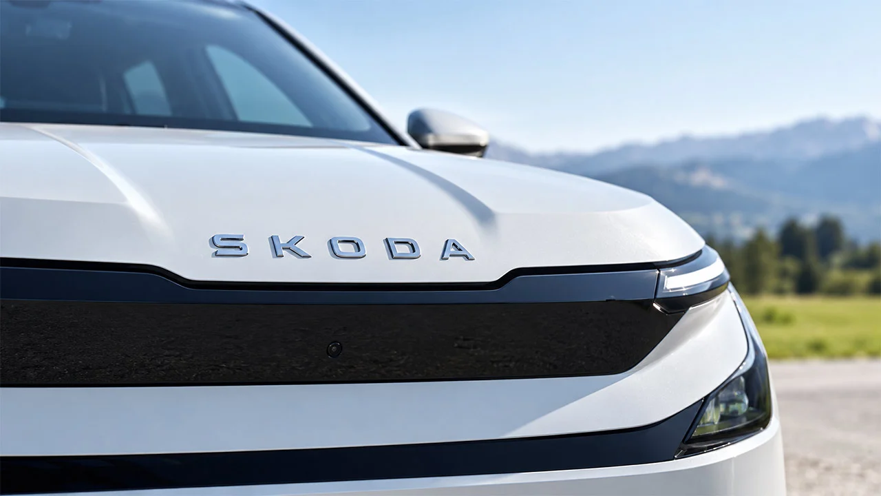 Los coches están diciendo adiós al logotipo: cada vez más marcas prefieren algo mucho más sencillo