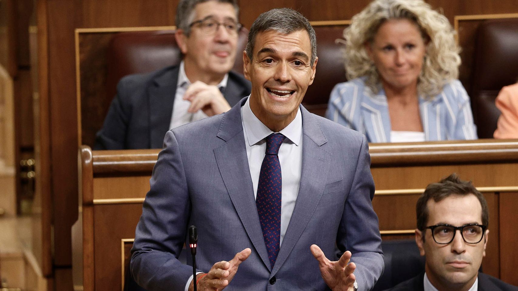 Sánchez saca 'ratings' de deuda para no responder a Feijóo si habló con el rey de Marruecos del retorno de ilegales de Ceuta