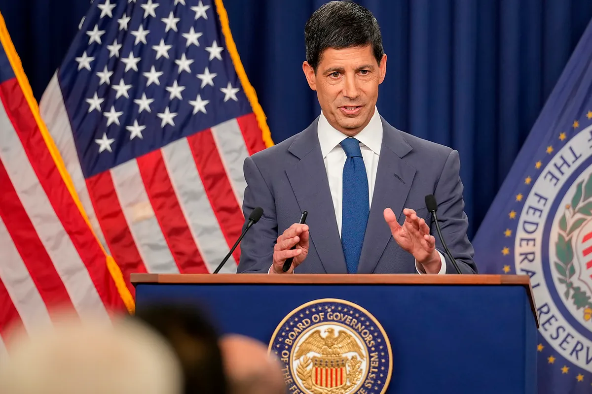 La Fed debería desafiar a Trump con una subida de tipos, según los economistas