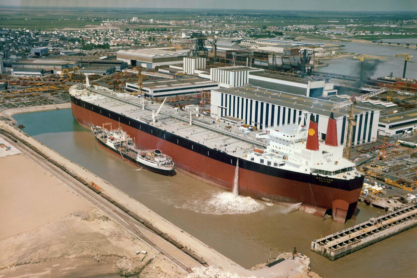Hay tan pocos barcos dispuestos a cruzar Ormuz que usar un petrolero ya vale más de un millón de dólares al día. Y lo vamos a notar en la gasolinera