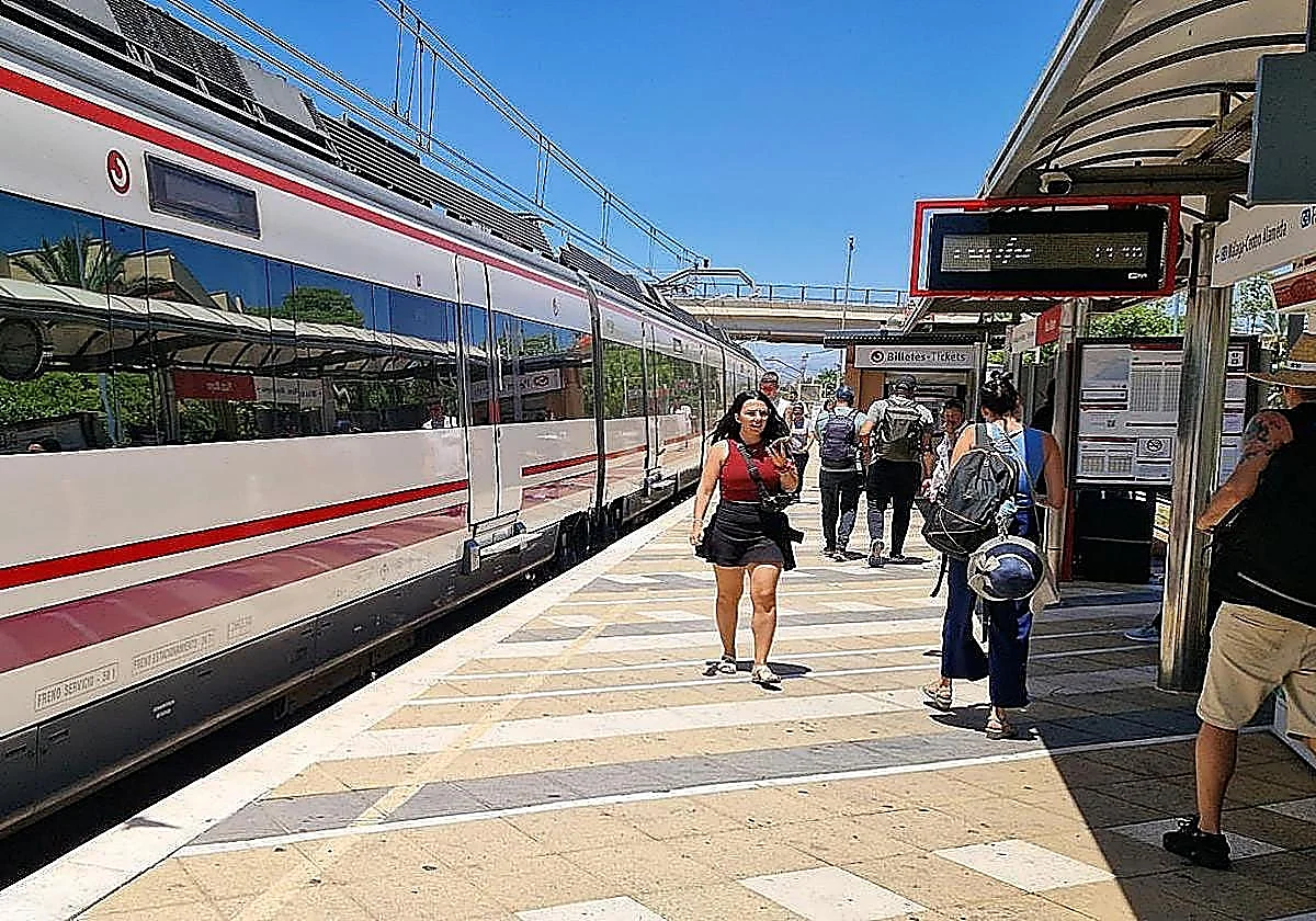 Herido un niño de cuatro años al ser golpeado por un tren de Cercanías en Torremolinos