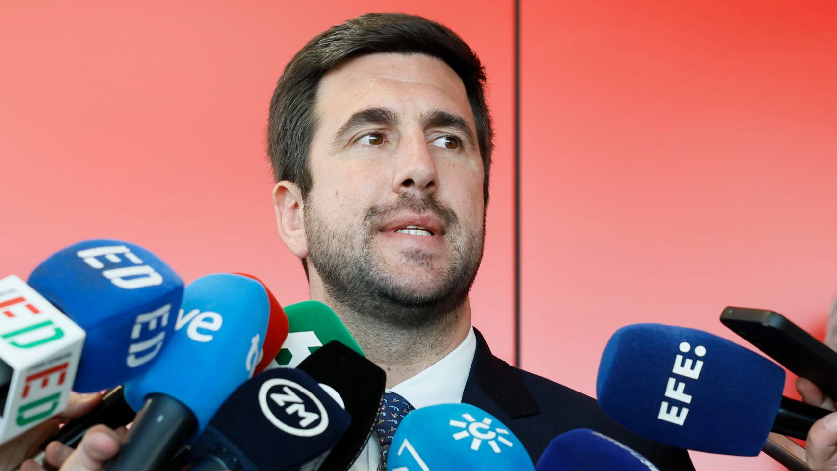 Enrique Riquelme traslada su patrimonial y el centro de decisión de Cox a Panamá
