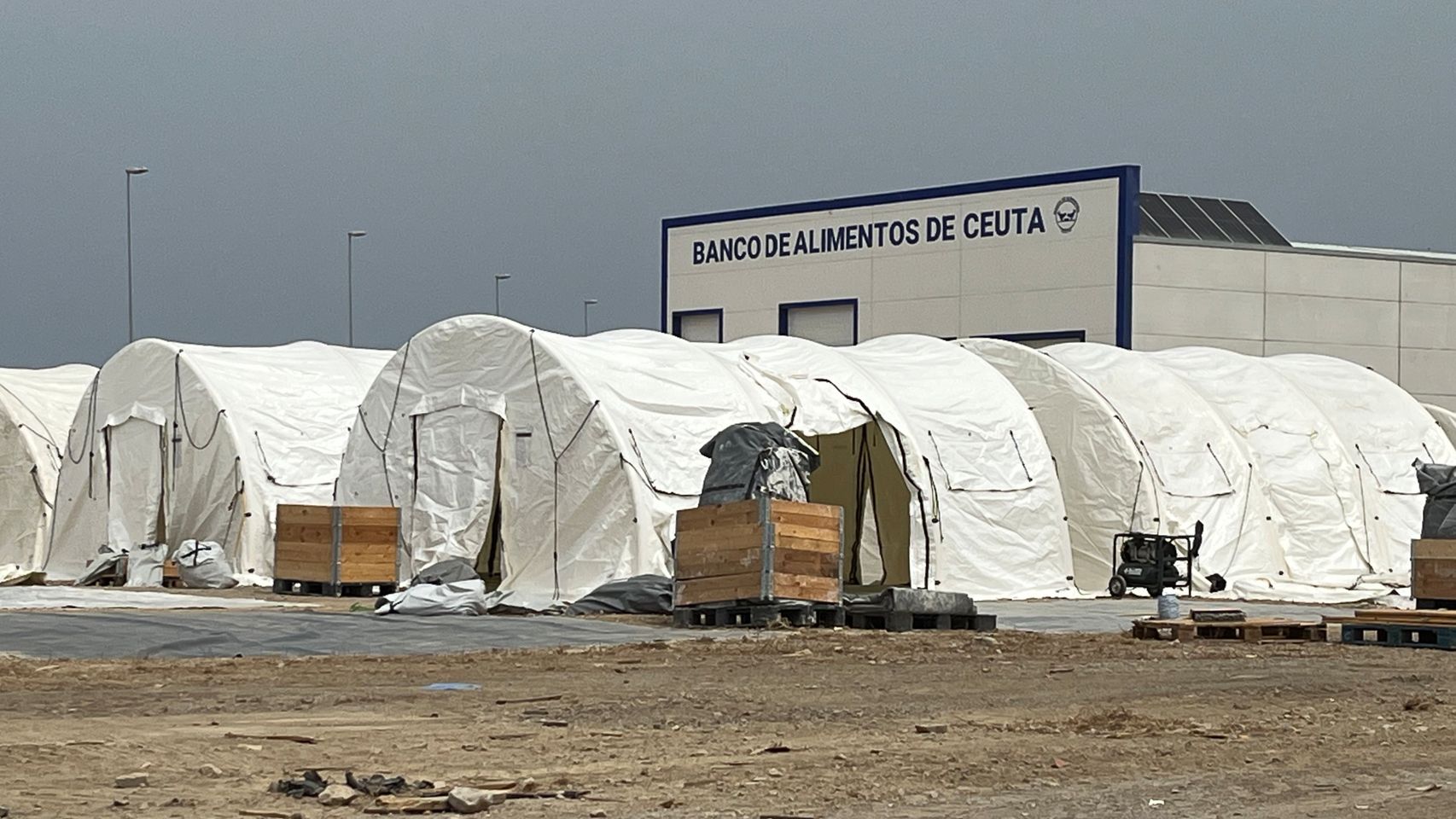 La Justicia paraliza las carpas para migrantes en el Puerto de Ceuta hasta decidir si las suspende como pide el SUP