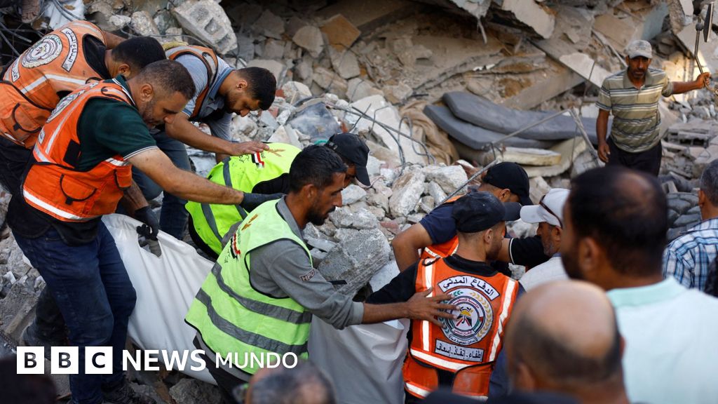 El derrumbe de un edificio dañado por la guerra en Gaza deja al menos 21 muertos y decenas de desaparecidos