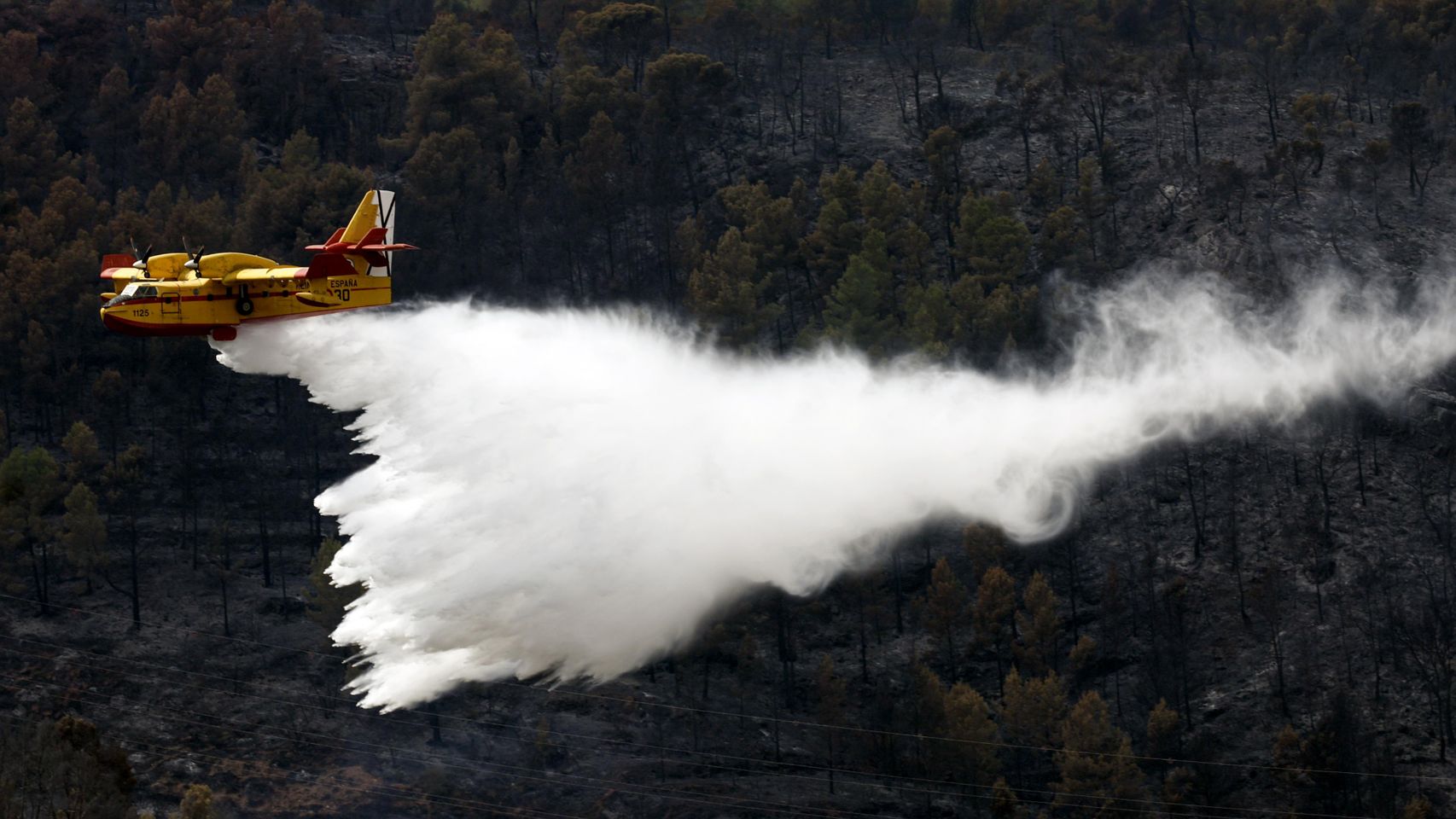 La lluvia ayuda a dar por estabilizado el incendio forestal en Tuéjar (Valencia) tras quemar 835 hectáreas