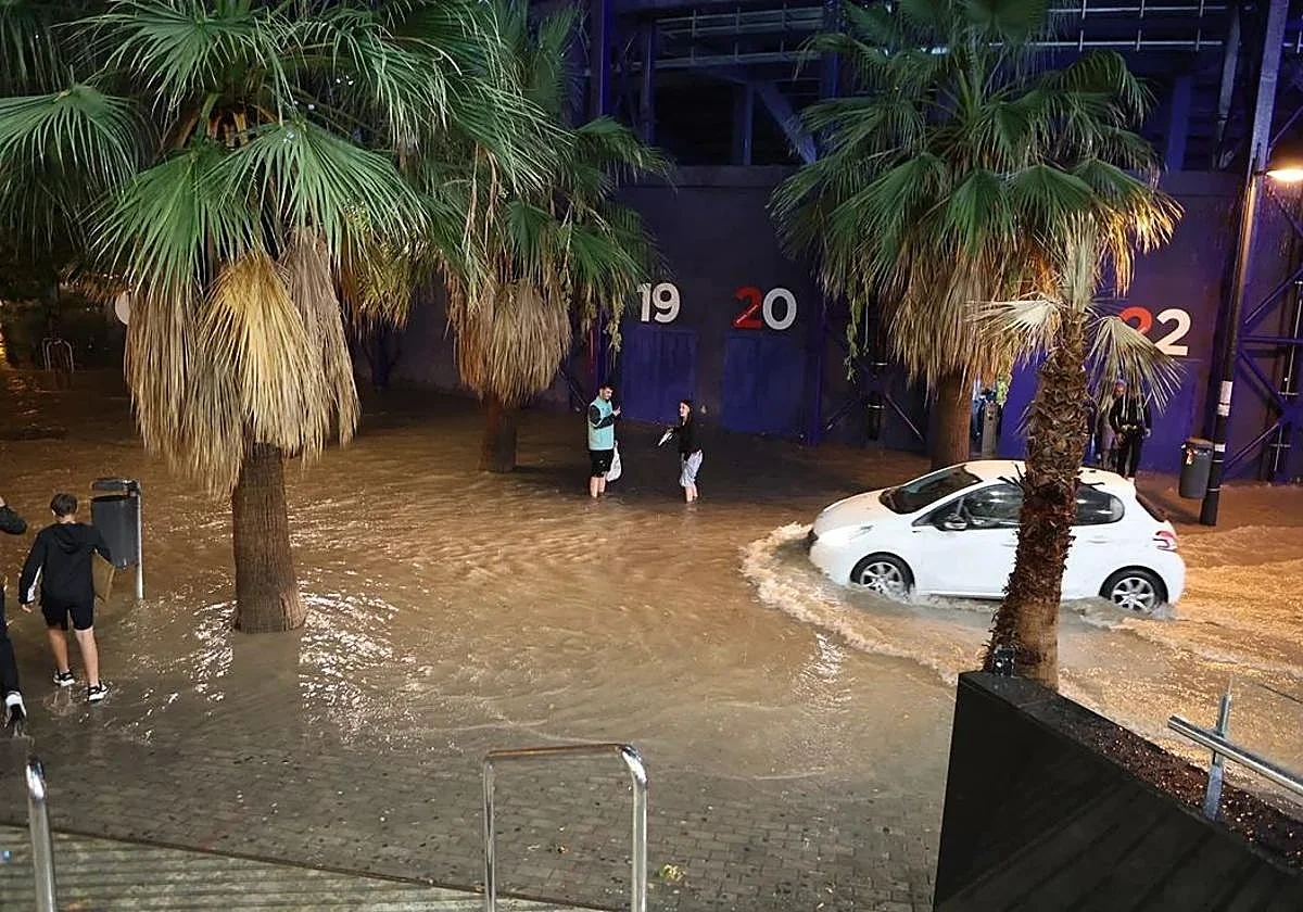 Valencia amanece tras el diluvio: menos alerta por lluvia, sin universidad presencial, daños en colegios, cortes de trenes y metro con retrasos