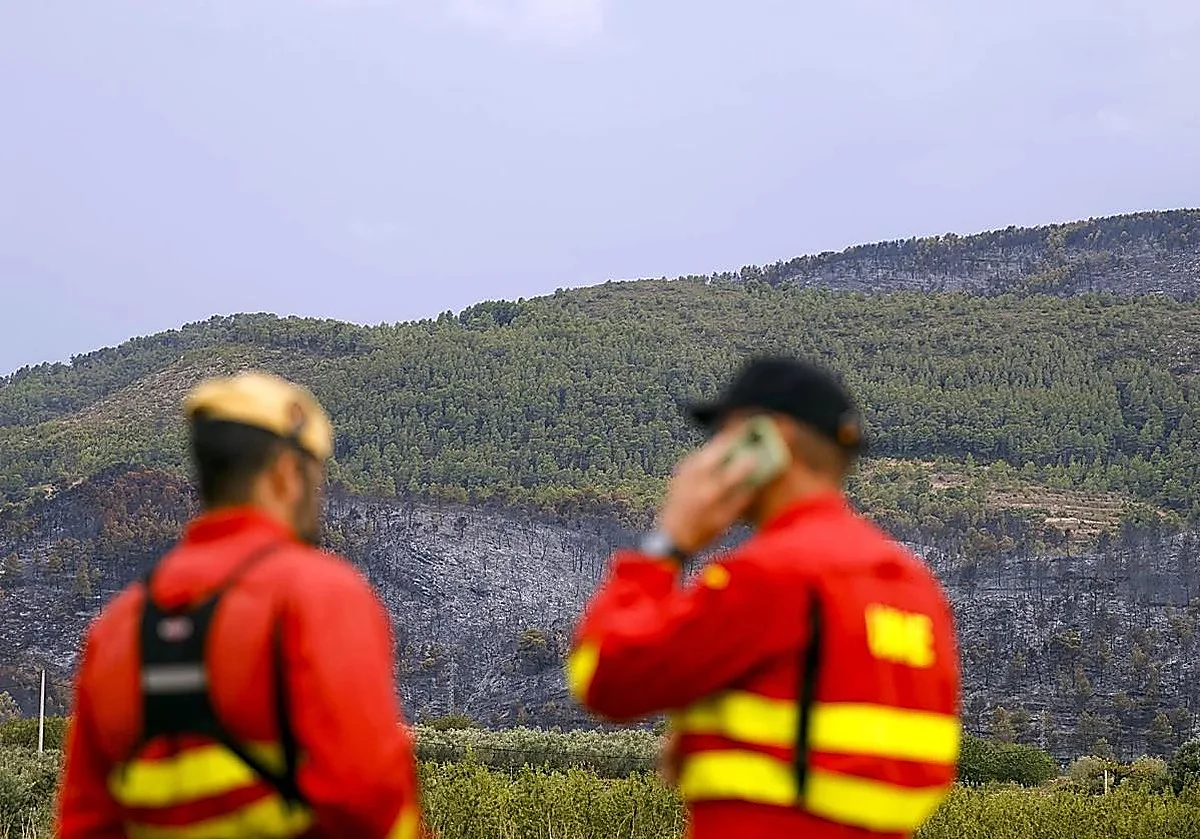 El incendio de Tuéjar sigue activo pese a la lluvia y los bomberos trabajan para controlarlo