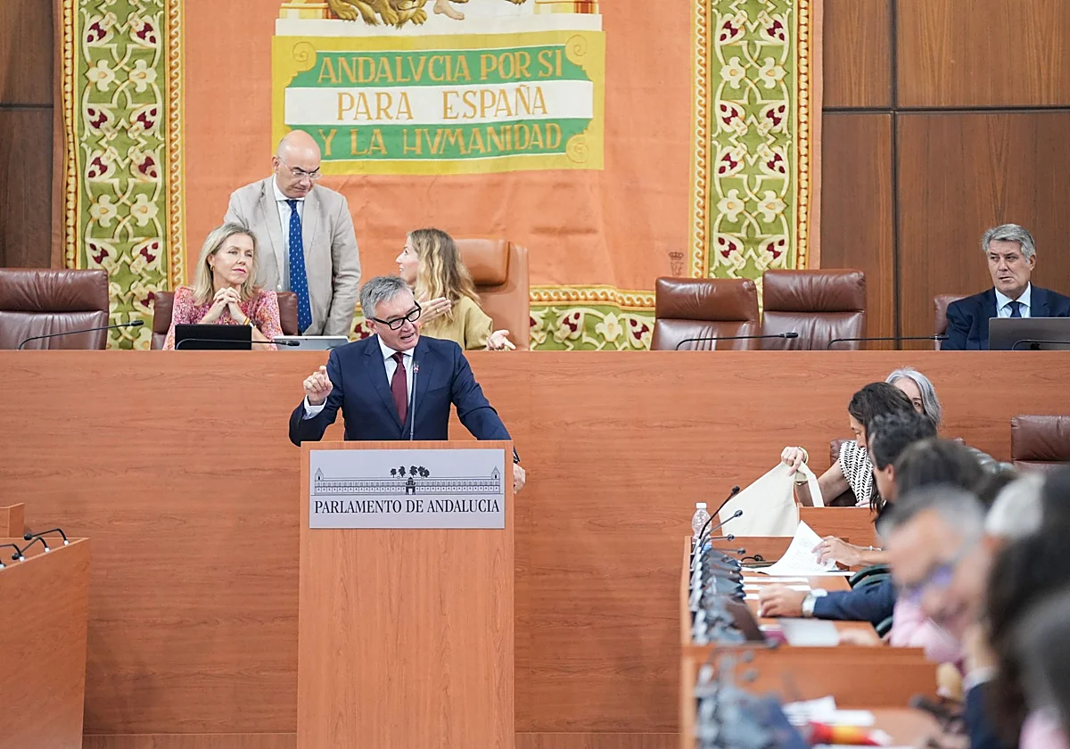 El barro toma el Parlamento andaluz en la primera interpelación del PSOE a Gavira
