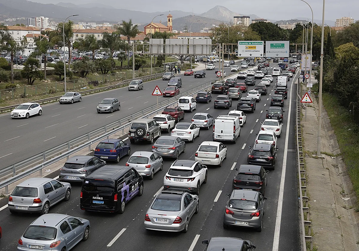 El desplazamiento al trabajo en Málaga supone 40 minutos diarios y se lleva un 15% del salario