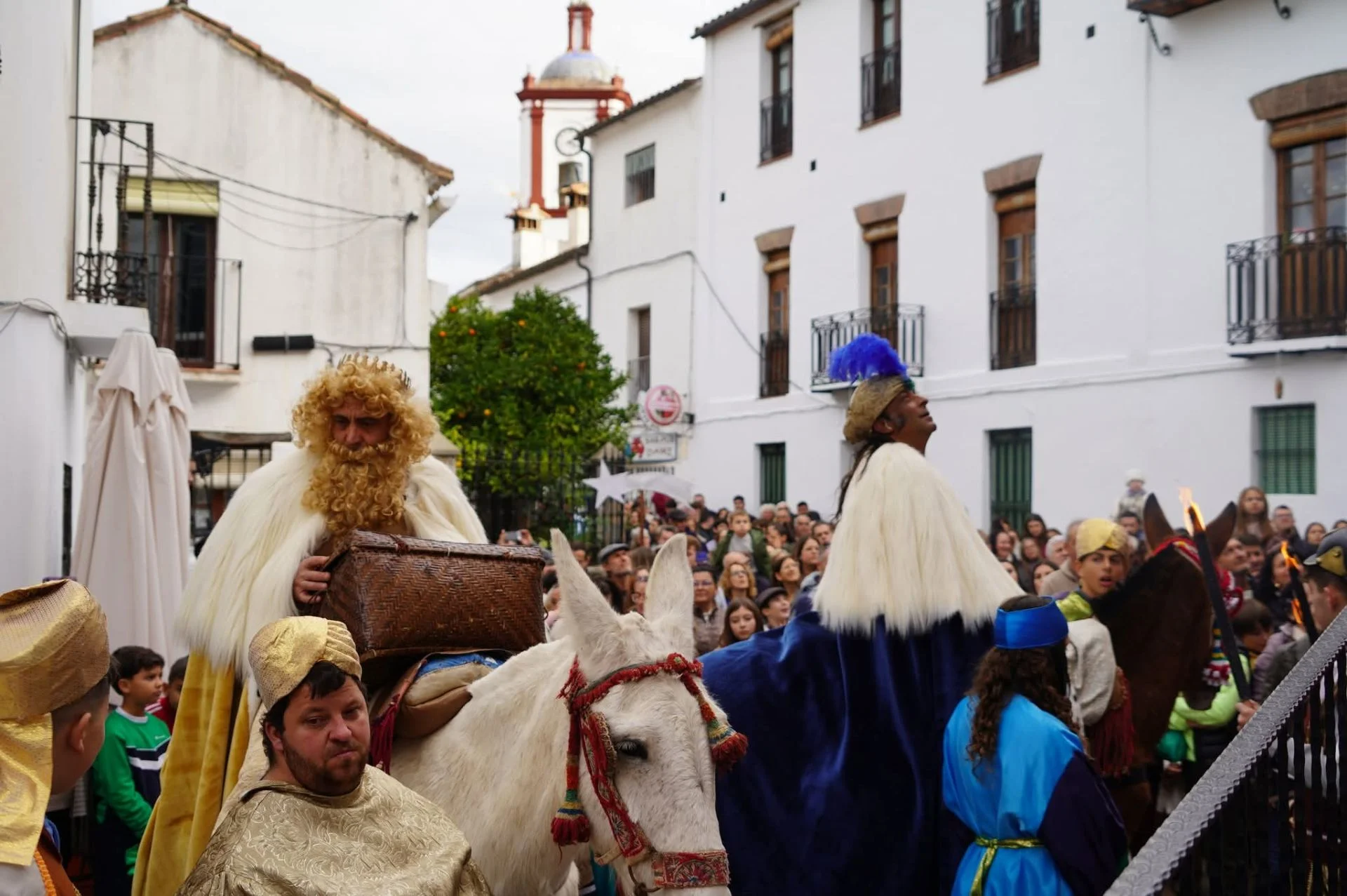 Cinco celebraciones curiosas de los Reyes Magos en la provincia de Málaga: Tiran molletes y mantecados, arrastran latas o invitan a churros con chocolate