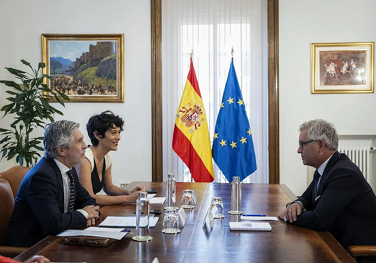 Marlaska garantiza a la UE que no hay «movimientos secundarios» de migrantes a la Península