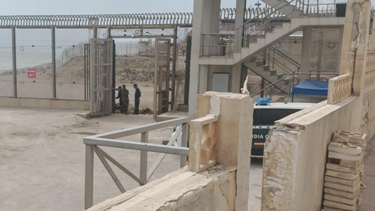 Marruecos instala una puerta en la zona española de la frontera de Ceuta para poder negar los "regresos voluntarios"