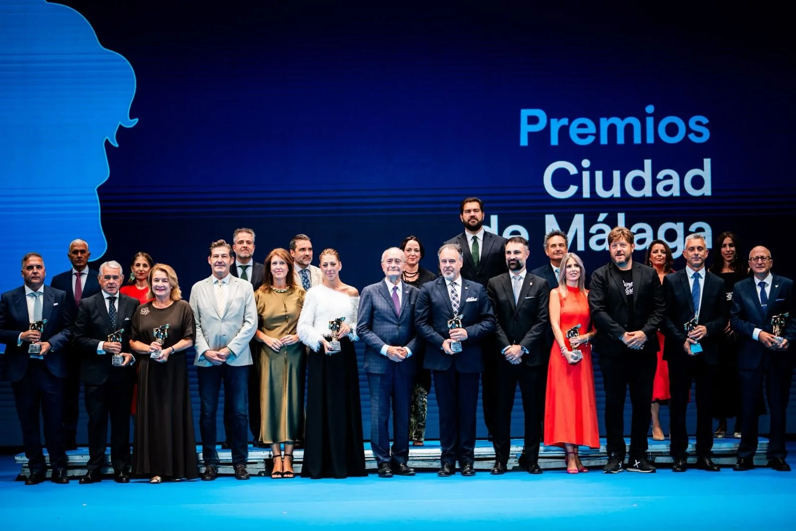 Málaga homenajea a sus buenos 'hijos' en una brillante ceremonia en el Teatro Cervantes