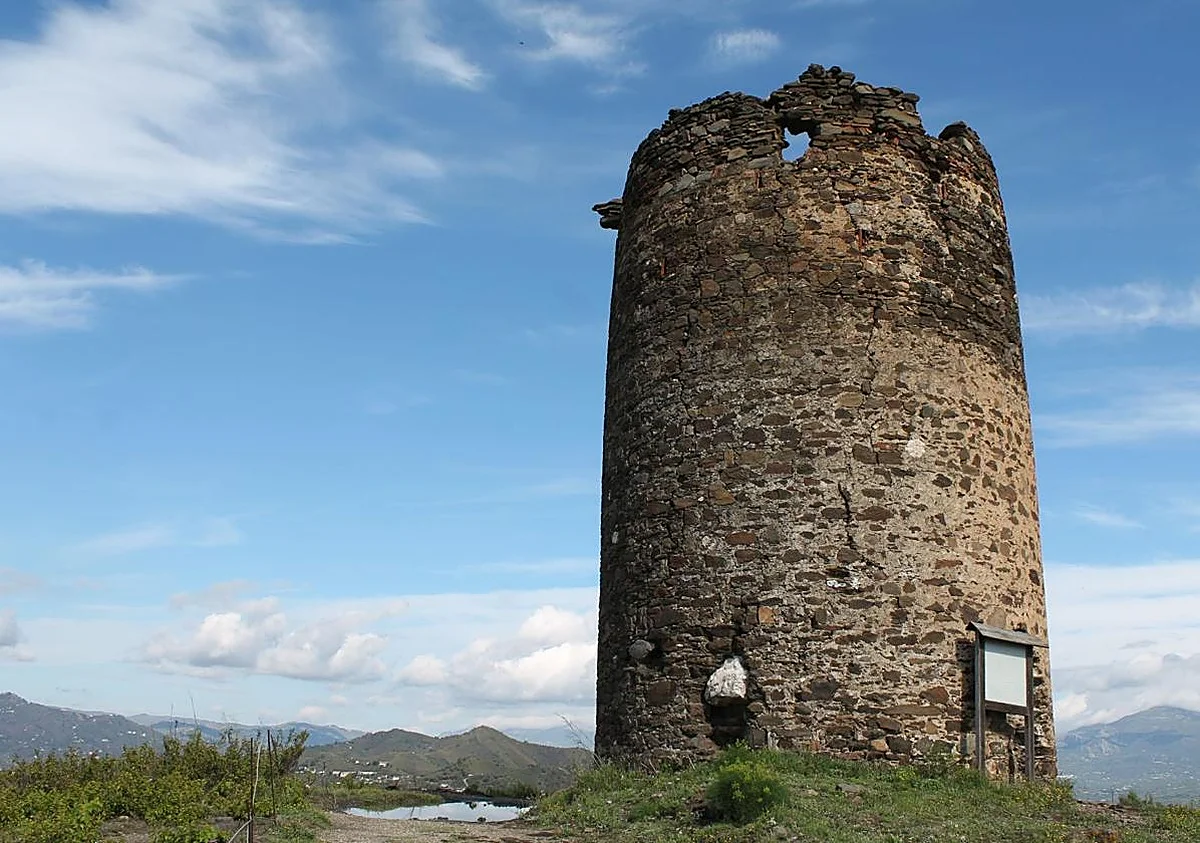 La Atalaya, la torre que según la leyenda se levantó en una noche y acumula muchos años de abandono