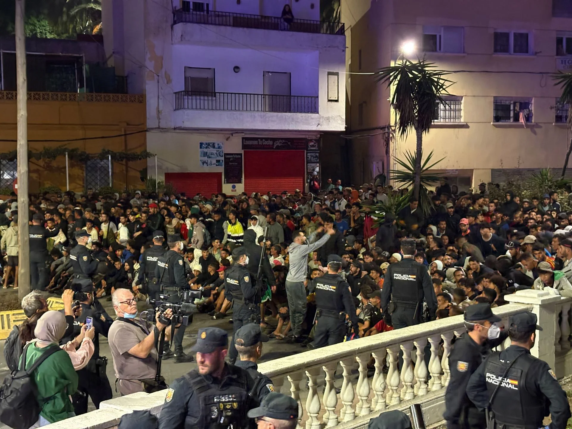 Comienza el traslado de inmigrantes desde las playas de Ceuta al campamento instalado en el Puerto