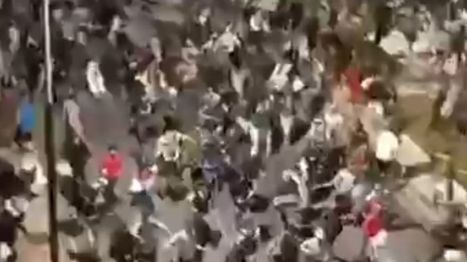 Una avalancha de migrantes se salta el cordón policial y crea el caos durante el traslado de las playas al puerto de Ceuta