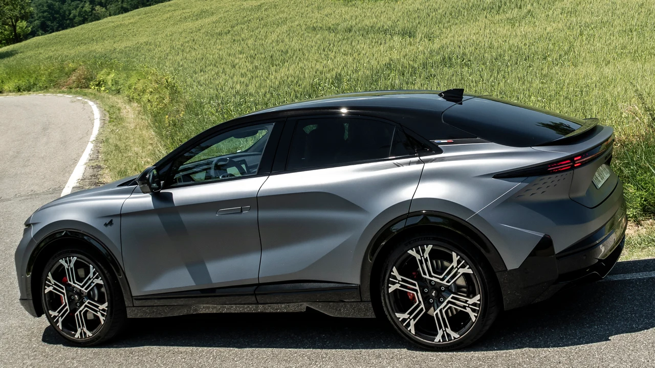 El Alpine A390 se estrella contra la realidad, Renault reduce a la mitad la producción de su SUV eléctrico premium