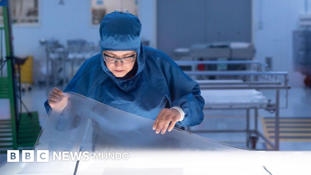 La compleja ingeniería que se requiere para fabricar las ventanillas de los aviones