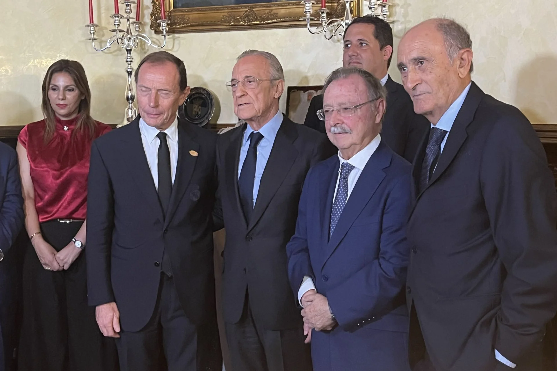 Decenas de ceutíes reciben a Florentino Pérez con camisetas del Madrid: «Gracias por apoyarnos»