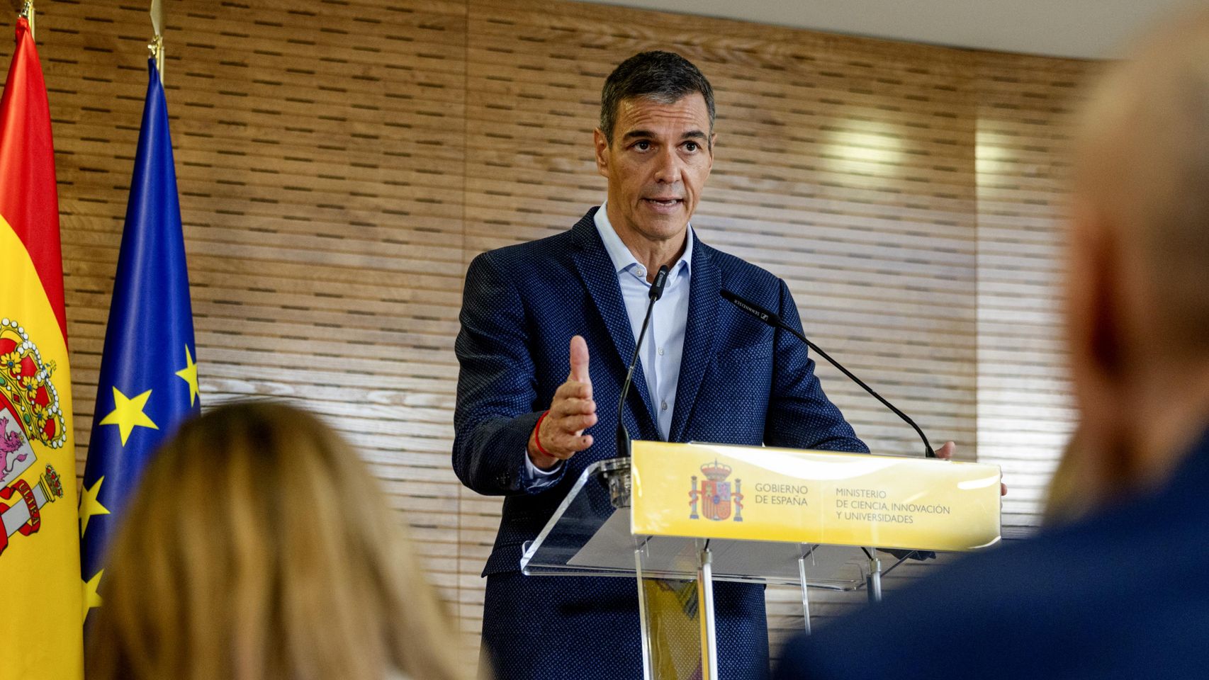Sánchez continúa su batalla contra la universidad privada: exigirá un 50% de doctores por titulación y más presencialidad