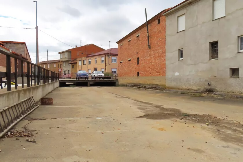 En Órbigo (León) decidieron modernizar el regadío para ahorrar agua. El resultado es que han dejado el río seco