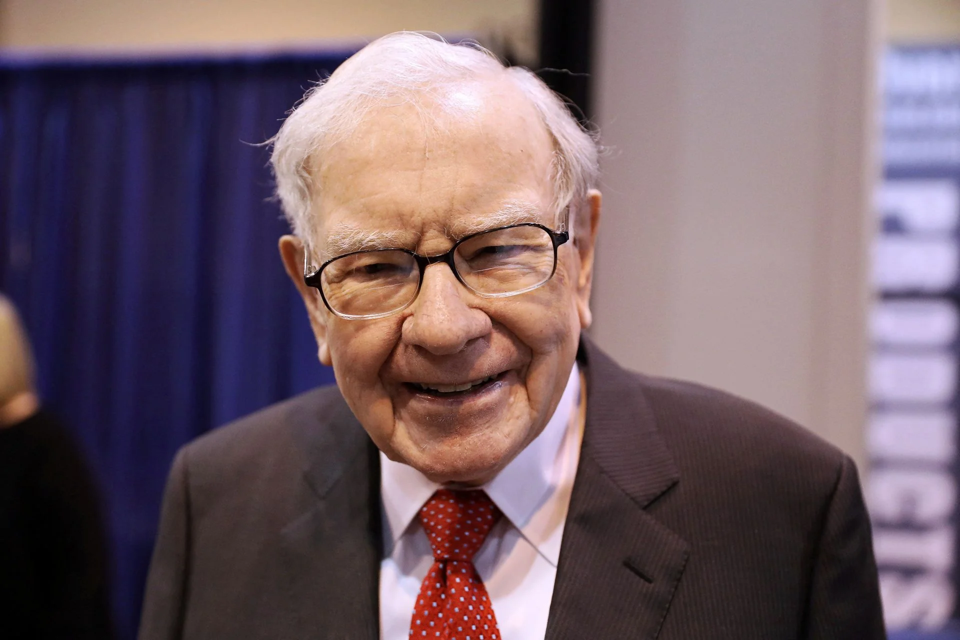 Warren Buffett se retira a la presidencia emérita de Berkshire Hathaway y da paso a su hijo Howard Buffett
