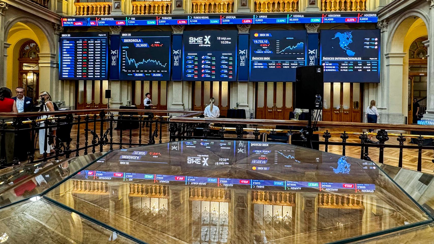 El Ibex 35 cae un 1,6% en la semana y pierde los 19.600 puntos pese a la moderación de los precios del petróleo
