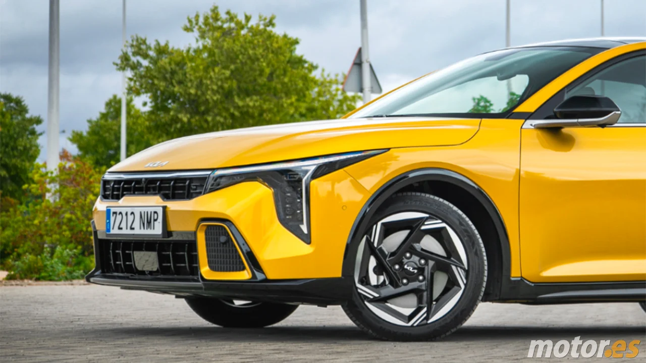 El KIA K4 aprieta al Opel Astra: rebaja de 4.900 €, etiqueta ECO y cambio automático