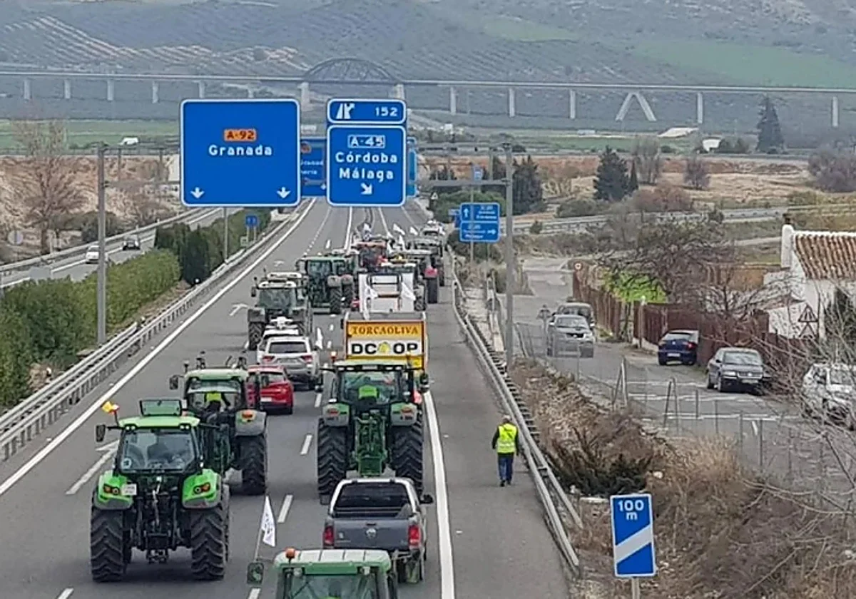 Transportes renovará el asfalto del nudo entre la A-45 y la A-92 en Antequera