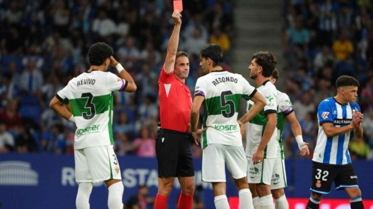 El error de Federico Redondo que dejó al Elche con uno menos en el 6'
