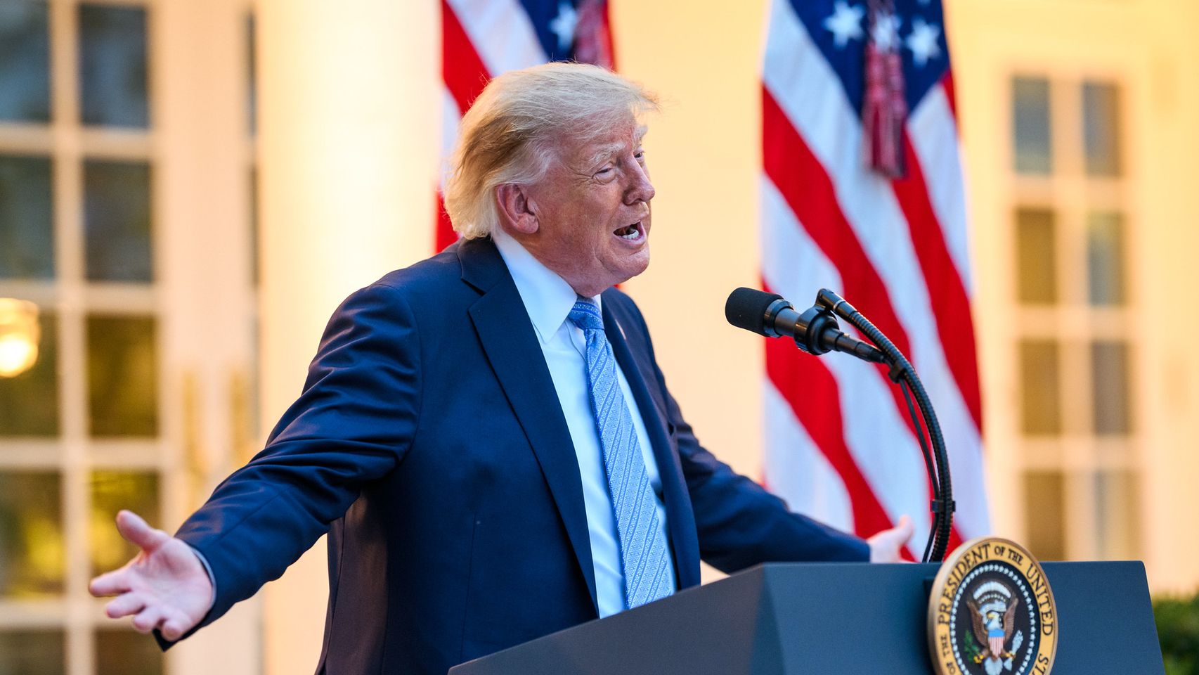 Trump veta el acceso a la Casa Blanca a CNN, MSNOW y Politico por difundir "noticias falsas" sobre él y su Gobierno