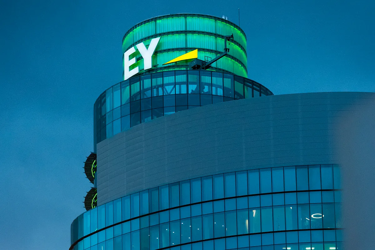 EY se refuerza en capital riesgo con seis fichajes en Alvarez & Marsal