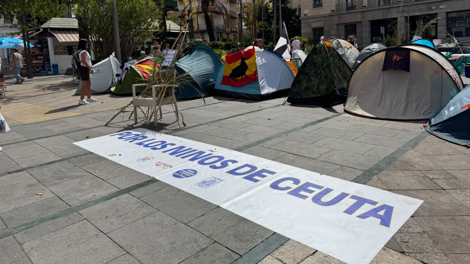 Cientos de ceutíes 'acampan' contra los asentamientos de los migrantes: "No somos racistas. Nos invadieron y seguimos así"