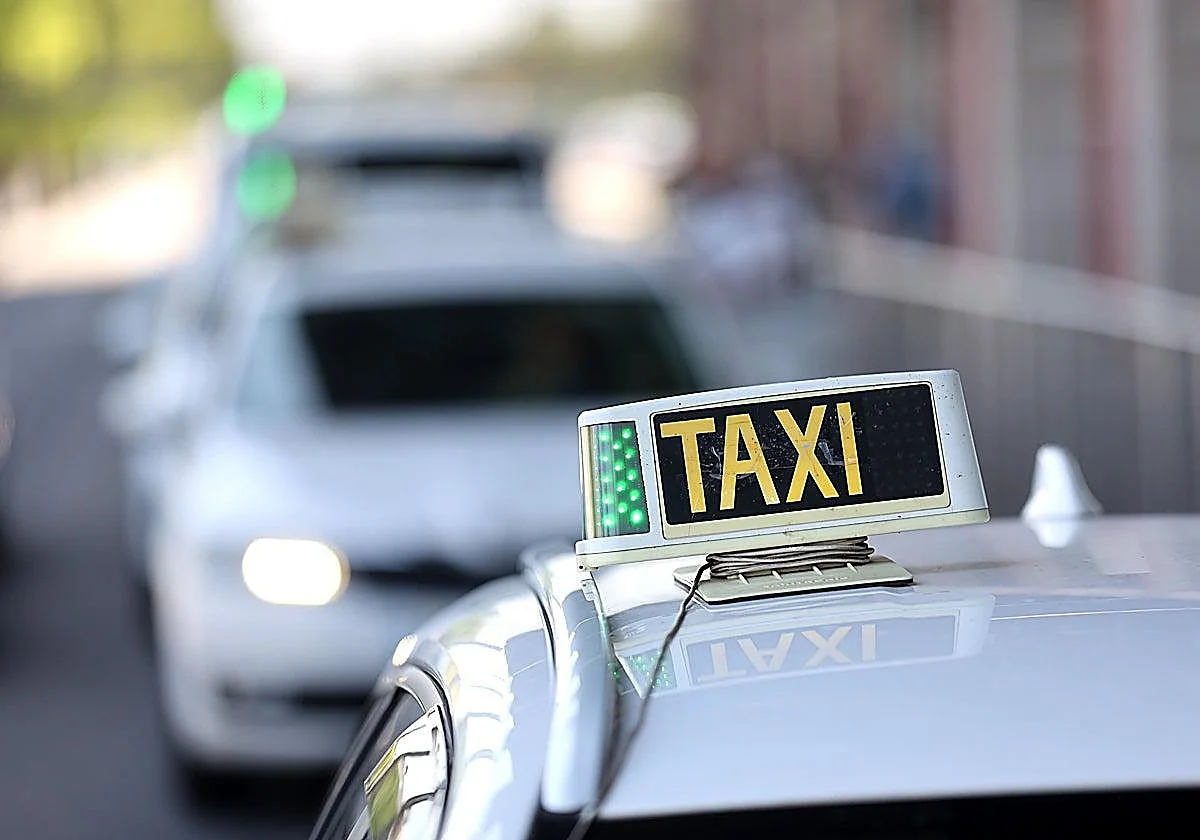 Un taxista apuñalado en varias ocasiones conduce hasta la Policía para pedir ayuda y detienen al agresor