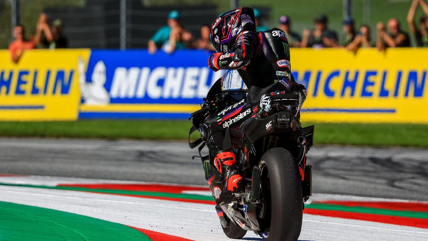 Jorge Martín remonta y aprovecha la caída de Pedro Acosta para ganar y recuperar el liderato de MotoGP en Austria