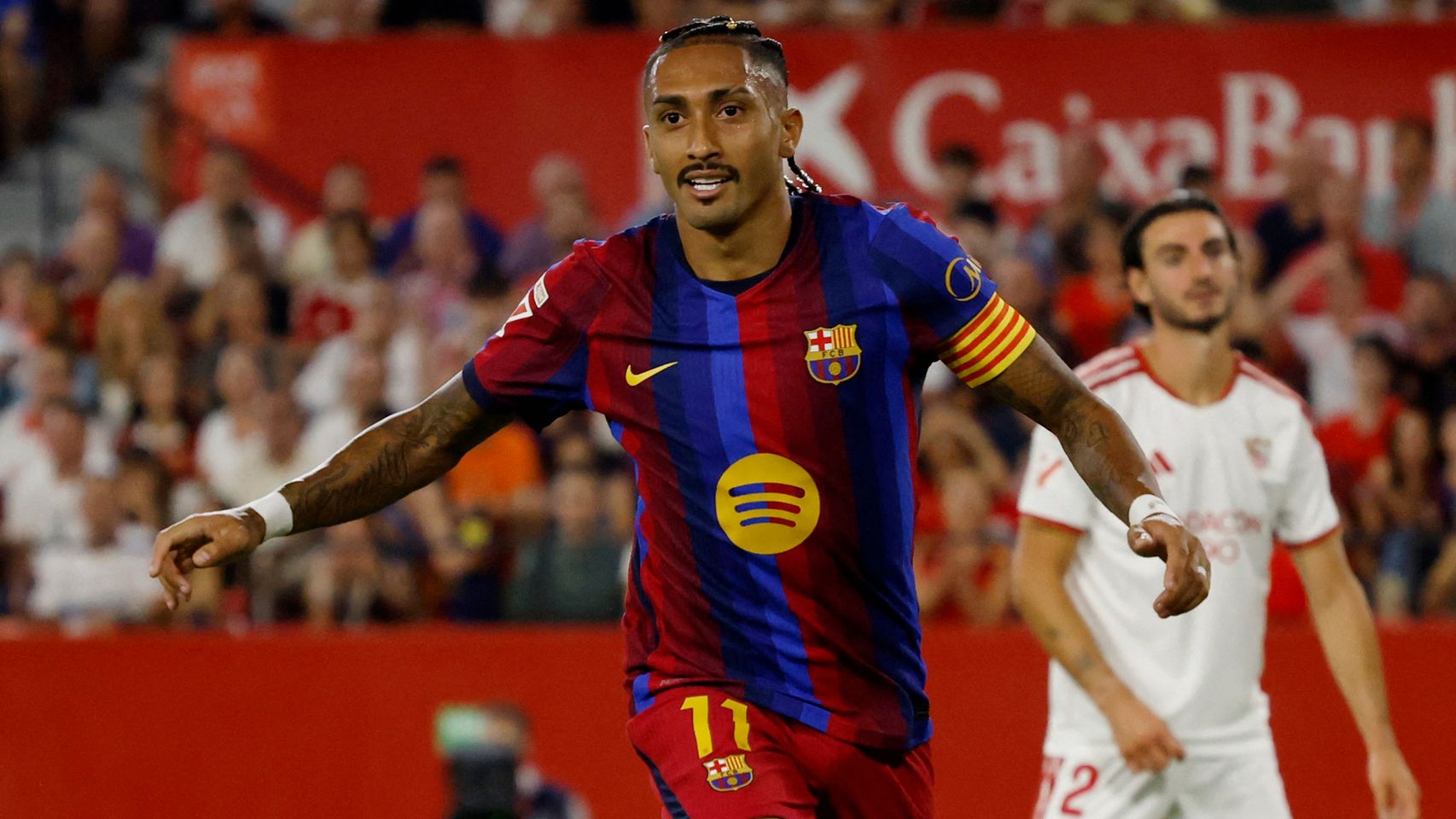 Raphinha, con un hat-trick, guía a un Barça imparable ante el Sevilla para mantener el pleno de victorias en esta temporada