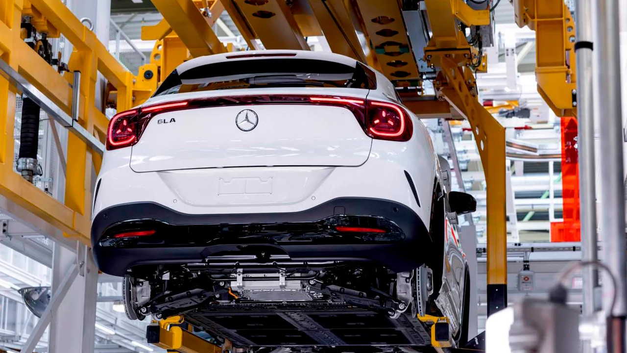 El nuevo Mercedes GLA entra en producción, con 700 km de autonomía primero e híbrido en 2027