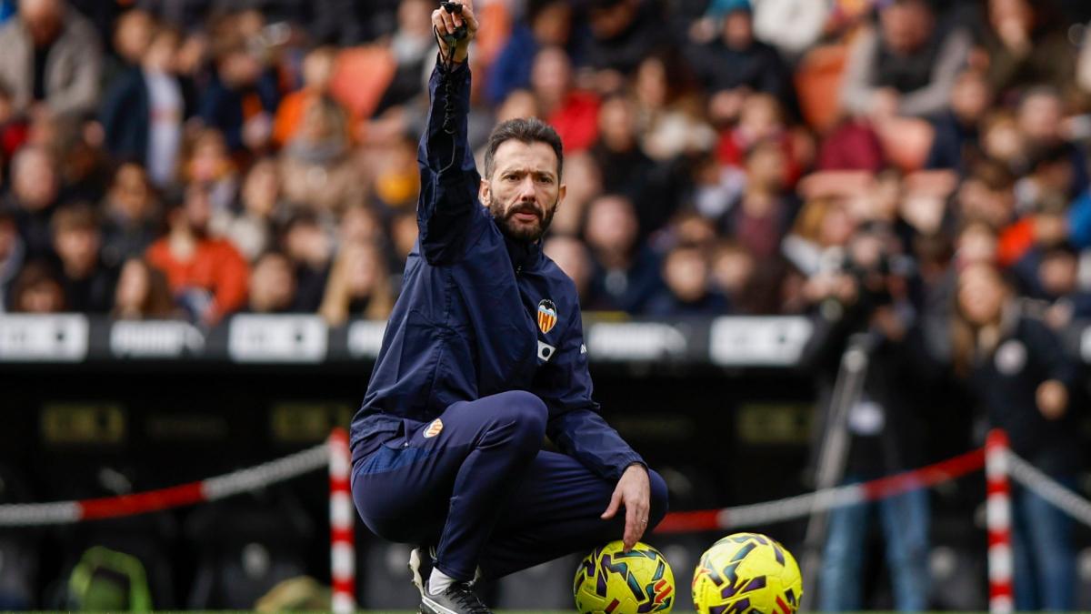 Corberán: “No hablaría de urgencia, pero el Valencia tiene la obligación y la necesidad de reforzarse”