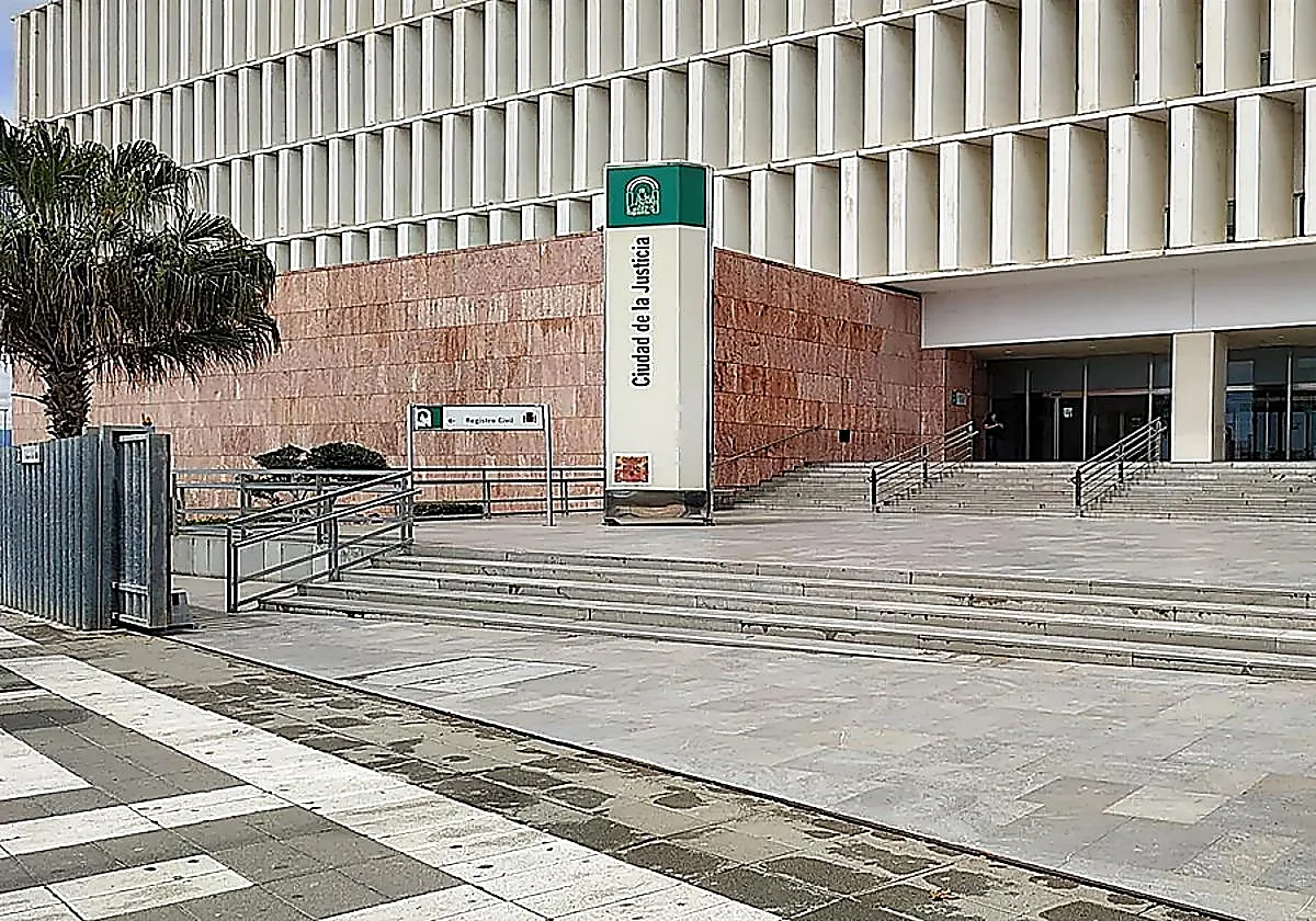 Condenado a casi 13 años por intentar asesinar con un hacha a su exnovia que tuvo que saltar por el balcón en Torremolinos