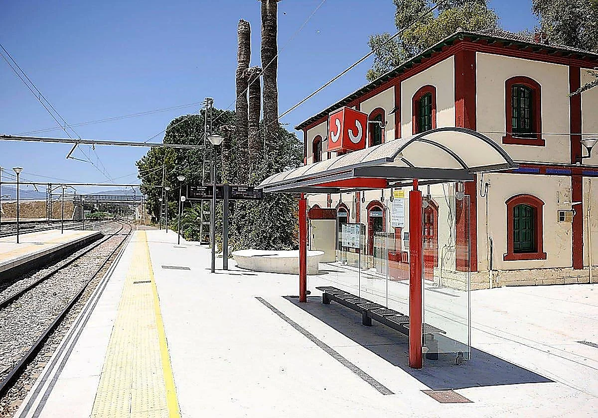 Un hombre irrumpe con un cristal en las vías del tren Málaga-Álora y amenaza con suicidarse