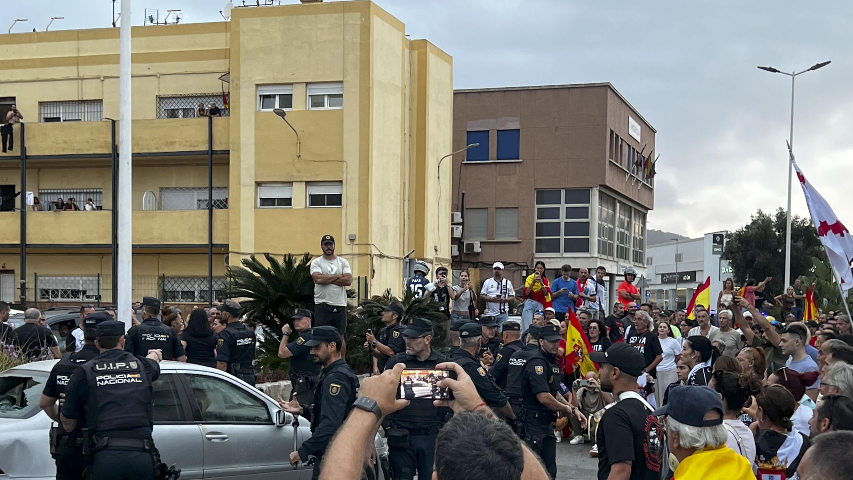 Negu Gorriak, los proetarras que llegan a Ceuta para repartir "ayuda" y "vigilar" las agresiones contra los migrantes