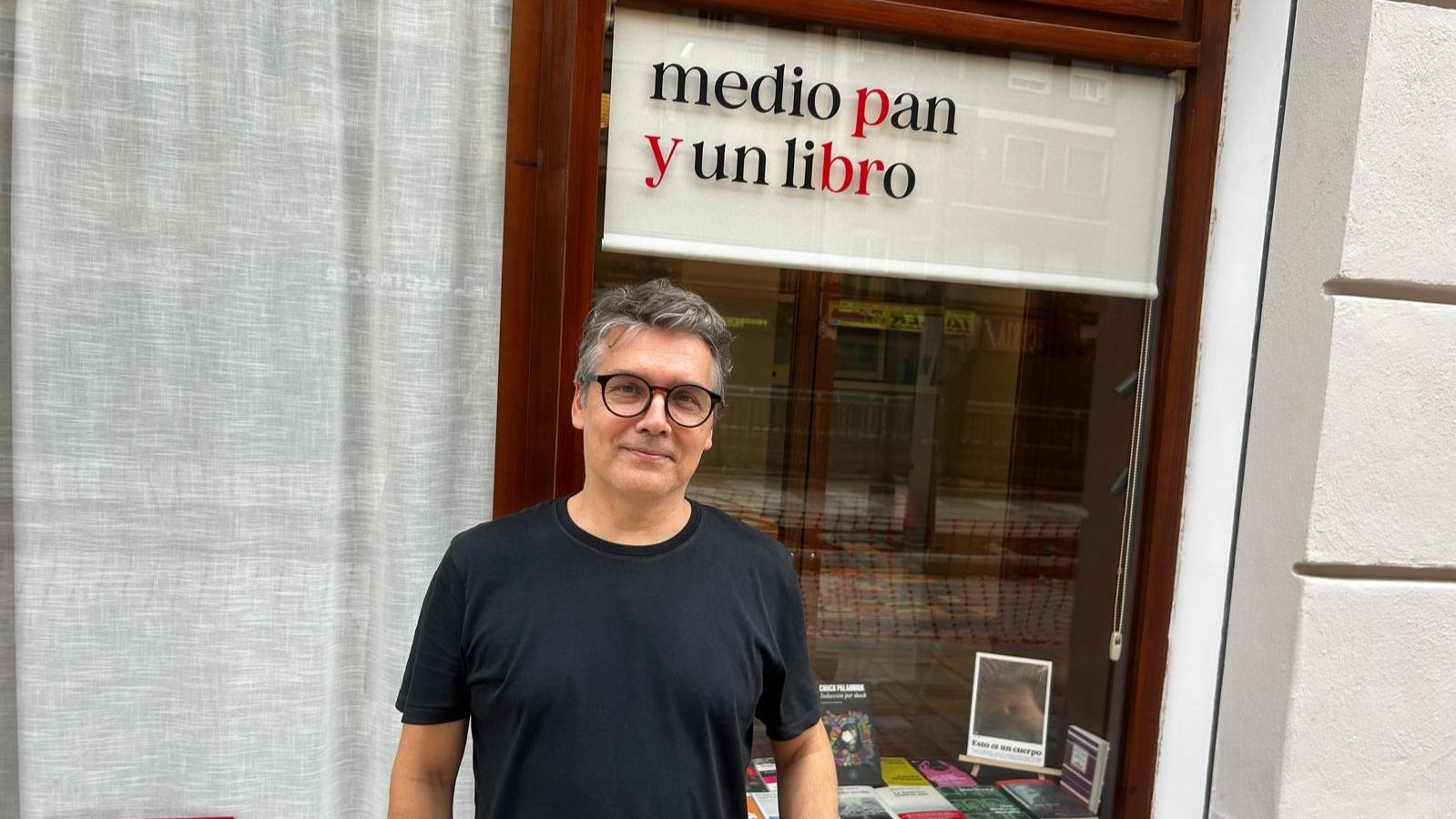 Álvaro de los Ángeles ha convertido una panadería de los años 50 en una librería: "Es una fantasía loca y, quizás, suicida"