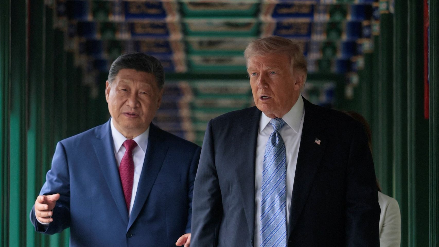 Así regula China la IA frente a EEUU: de límites contra la guerra cognitiva e ideológica a retirar agentes IA peligrosos