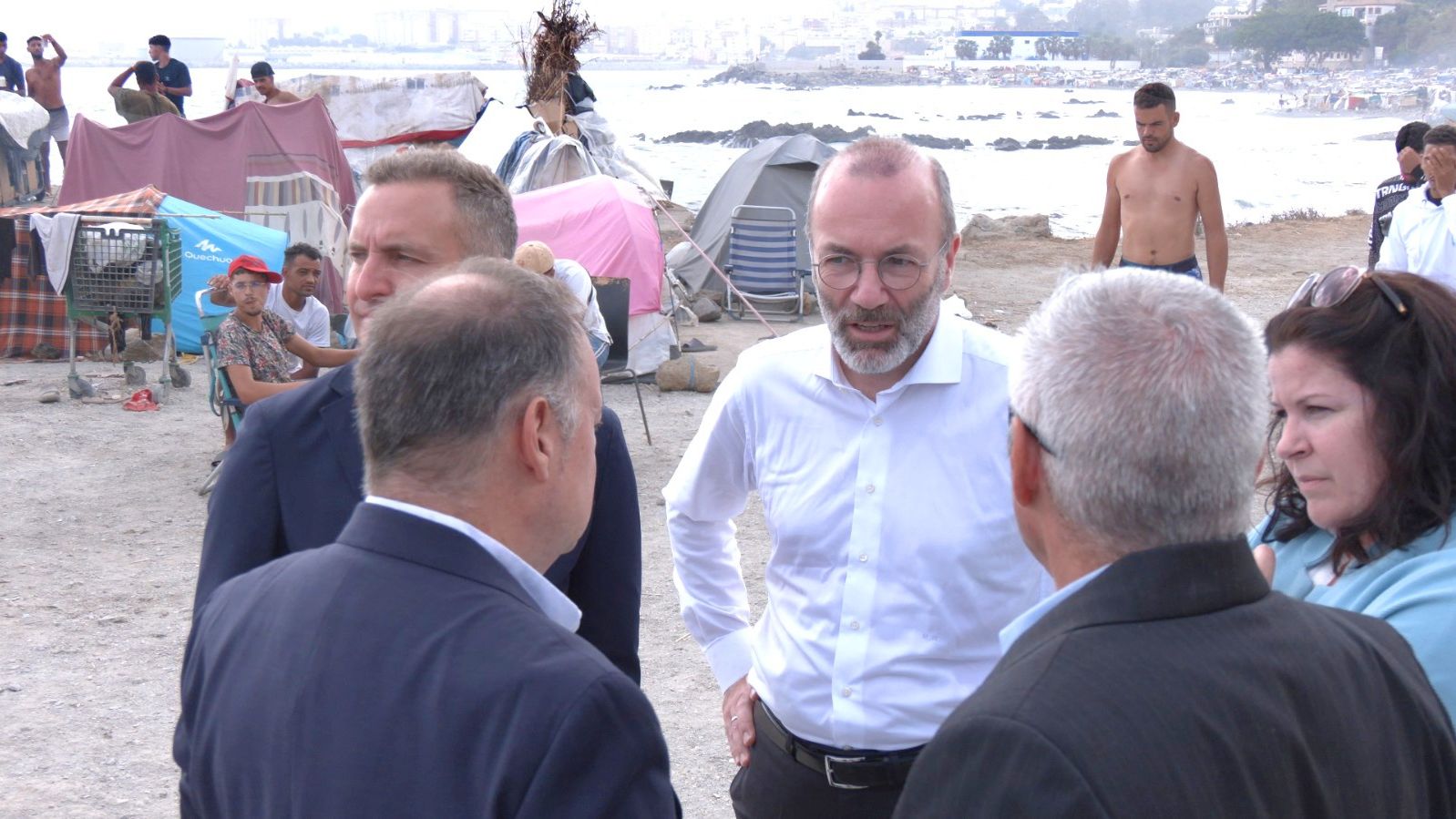 "Estoy impresionado": Weber vuelve a Bruselas conmovido por lo visto en Ceuta tras visitar las chabolas en el Trampolín