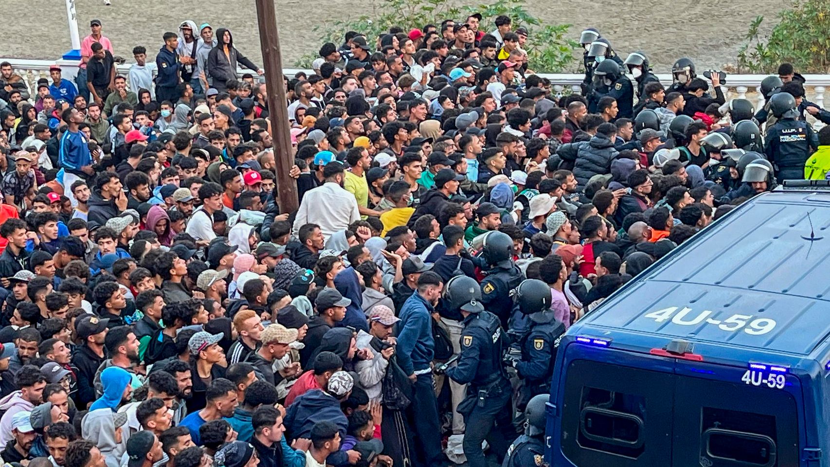 Interior envía más policías antidisturbios a Ceuta y Melilla ante la posibilidad de nuevos asaltos masivos en la frontera